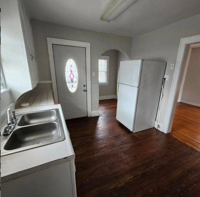 Building Photo - 3 BED 1 Bath