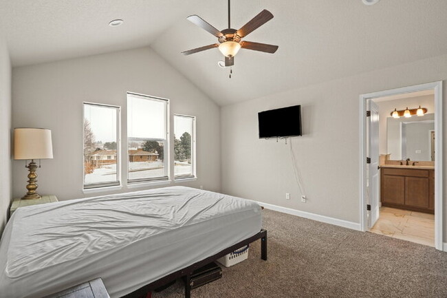 Building Photo - Modern Comfort Meets Mountain Beauty – 4-B...