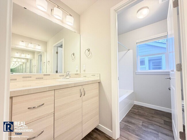 Building Photo - Modern 5-Bedroom Home with Mother-In-Law Suite & Covered Patio!