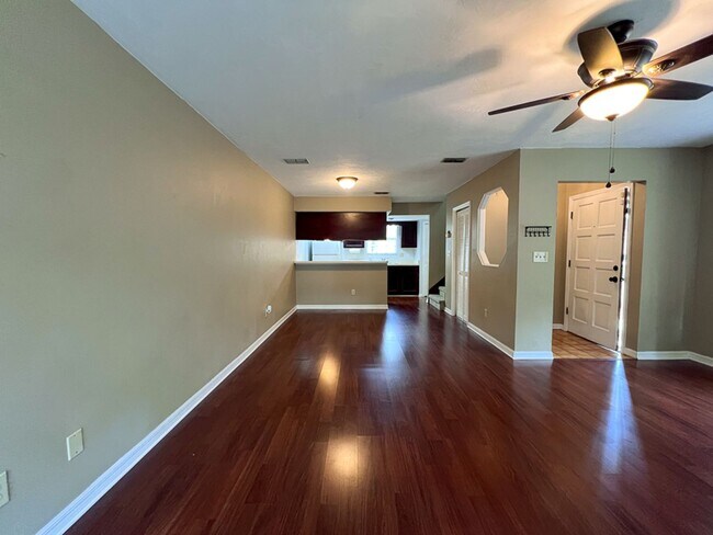 Building Photo - Pet Friendly Spacious 2-Bedroom End Unit i...