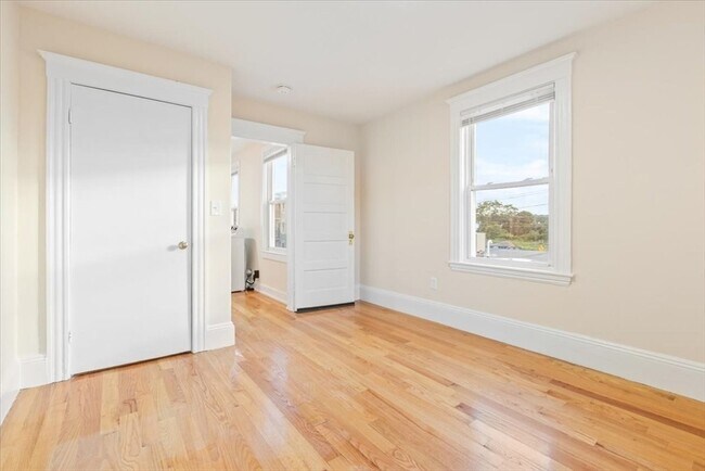 Building Photo - 52 Roslyn St