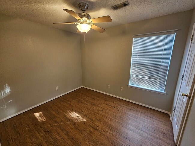 Building Photo - Nice 3 bedroom home with fenced in yard