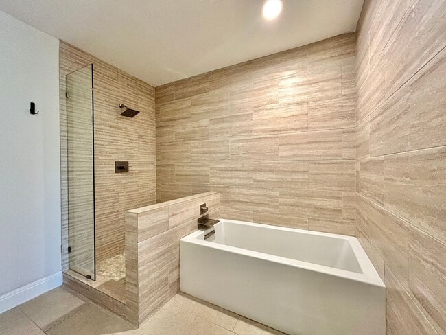 Building Photo - 9108 Balcones Club Dr