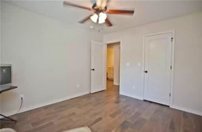 Building Photo - Beautiful 3 Bedroom / 2 Bathroom Home - ASK ABOUT OUR CASHLESS SECURITY DEPOSIT OPTION