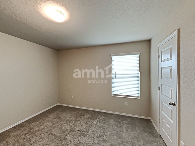 Building Photo - 719 Red Barn Bnd