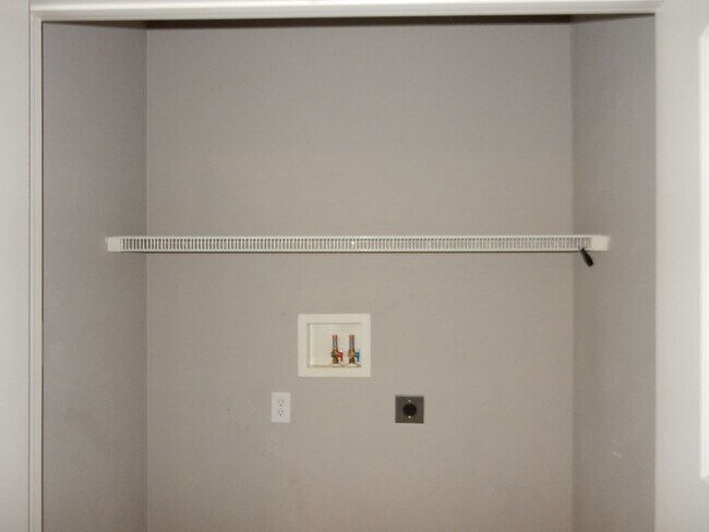 Building Photo - Quality 3 BR Townhome; Convenient to Med C...