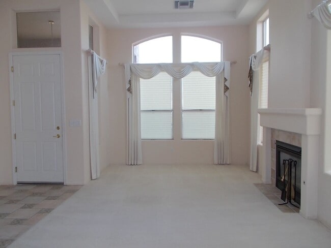 Building Photo - Single-Story Townhome with Golf Course Views in Summerlin