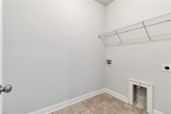 Building Photo - 5210 Mirror Lake Dr