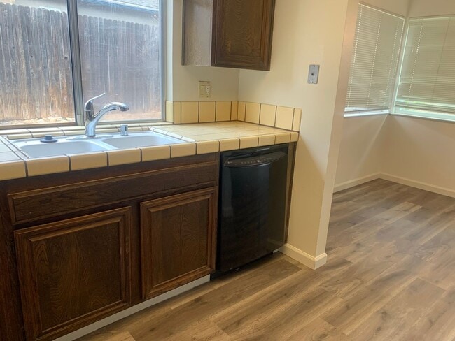 Building Photo - Large one story 4 bedroom home in Orangevale