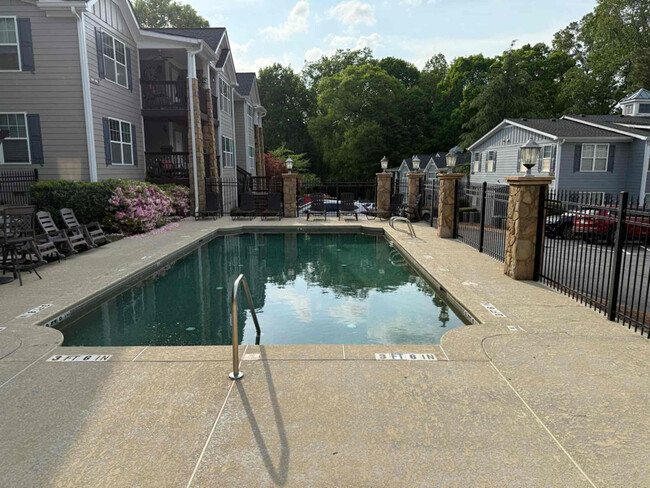 Building Photo - 203 Madison Ln S E
