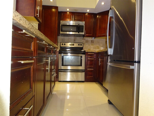 Building Photo - 2801 N Palm Aire Dr