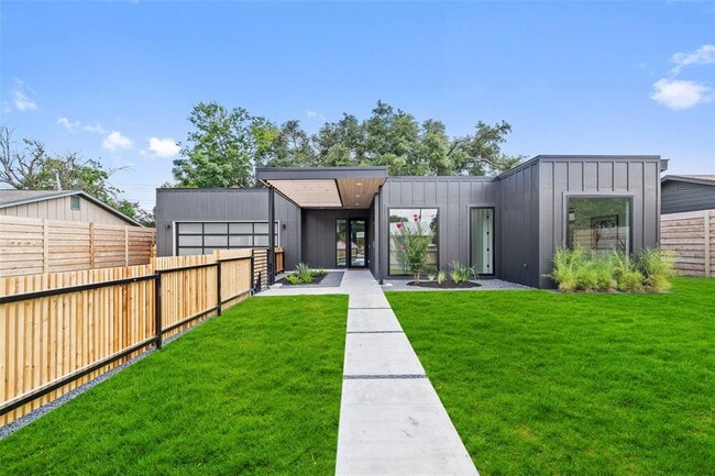Building Photo - 2305 Southern Oaks Dr