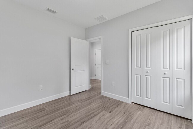 Building Photo - "Charming 3-Bed, 2-Bath Duplex Gem in Port Charlotte - Your Ideal Home Awaits!"