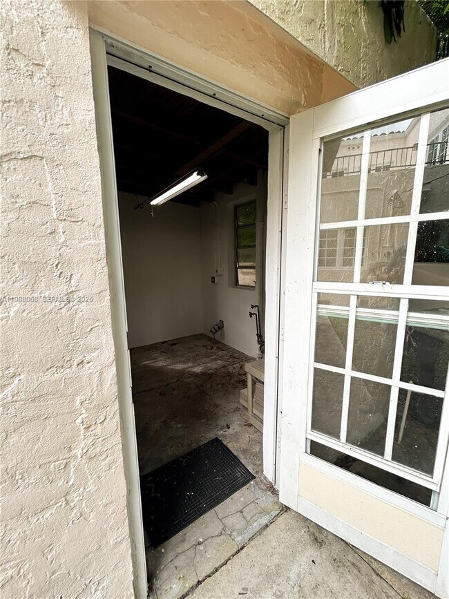 Building Photo - 2504 Alhambra Cir