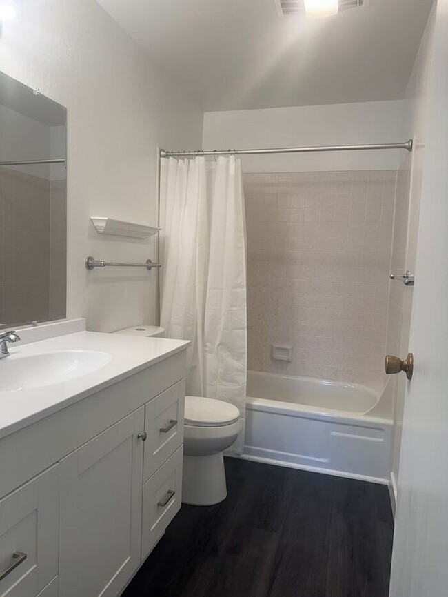 Building Photo - Fully Remodeled 1-Bedroom Condo in the Hea...