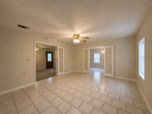 Building Photo - 712 Edgewood Cir