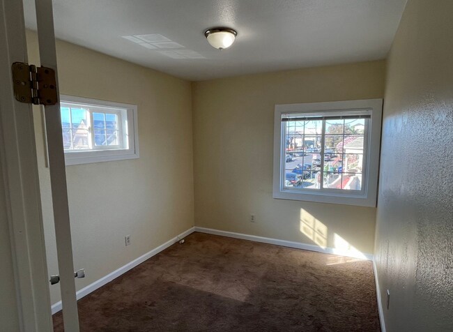 Building Photo - 402 Bissell Ave