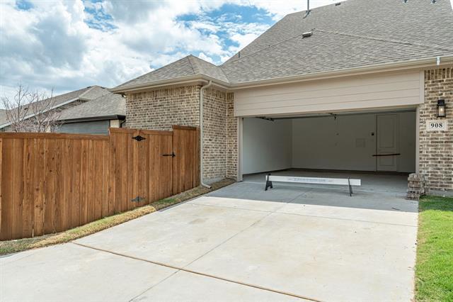 Building Photo - 908 Utica Dr