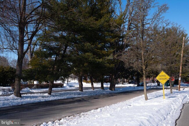 Building Photo - 227 E Hathaway Ln