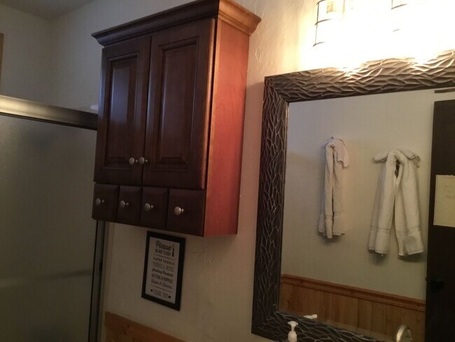 Building Photo - Big Bear Lake- 2 Bedroom 2 Bath Cabin