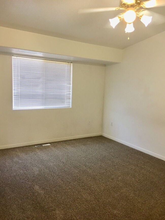 Building Photo - Hawk Hollow Townhome