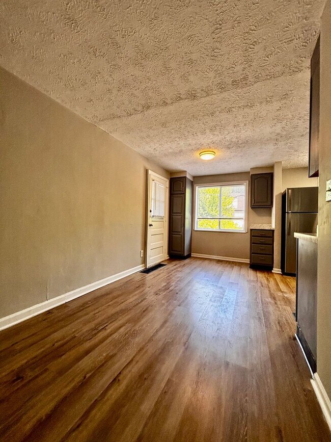 Building Photo - Spacious 3 bedroom 1.5 bath townhome with ...