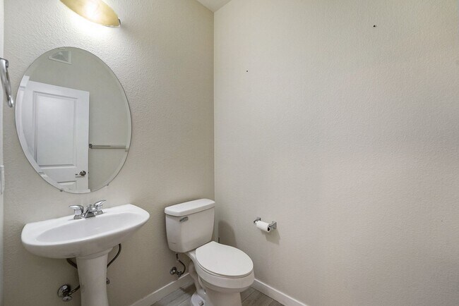 Building Photo - 1Bed/1.5Bath Park Hill Condo with an Extra Nonconforming Bedroom/Office