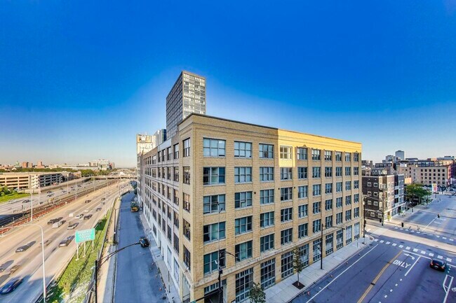 Building Photo - 933 W Van Buren St