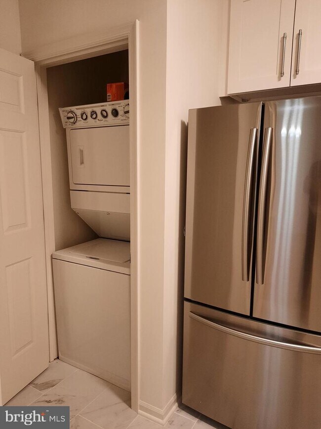 Building Photo - 7011 Falls Reach Dr