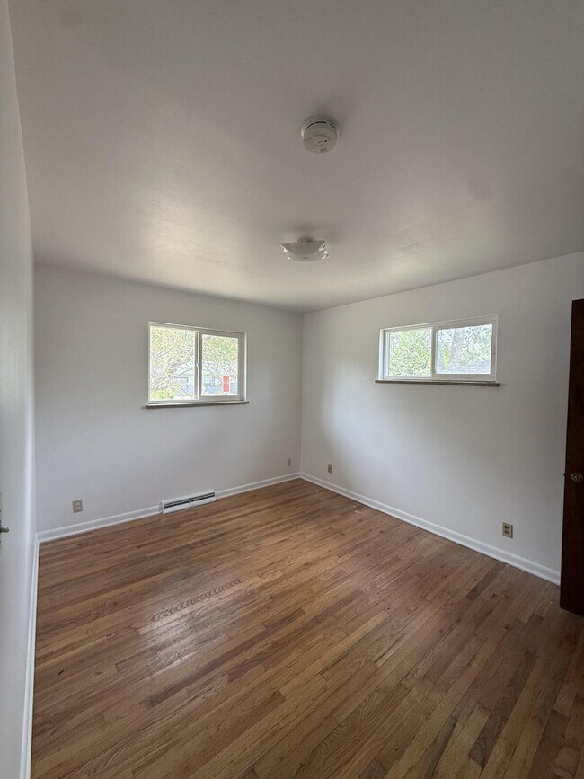 Building Photo - Charming Home Available Now!
