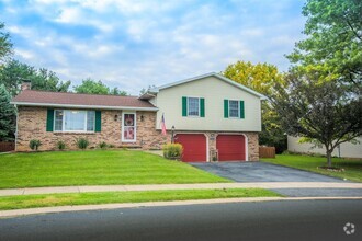 Building Photo - Pet Friendly Single-Family Home with Fence...