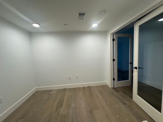 Building Photo - 225 B St