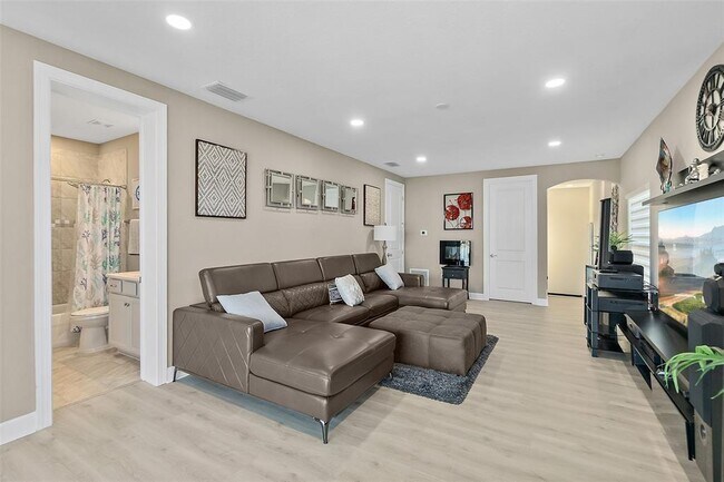 Building Photo - 54 N Riverwalk Dr