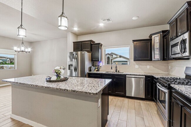 Building Photo - BEAUTIFUL FAR EAST HOME RIGHT OFF I-10, PET FRIENDLY WITH NO BREED RESTRICTIONS