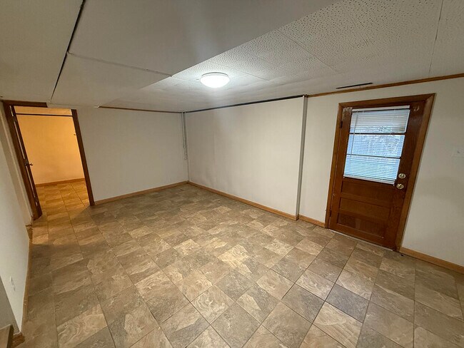 Building Photo - 2102 Woodlea Dr