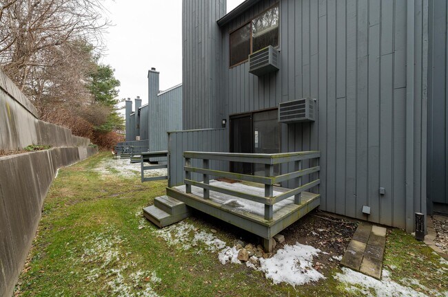 Building Photo - 8 Driftway Rd