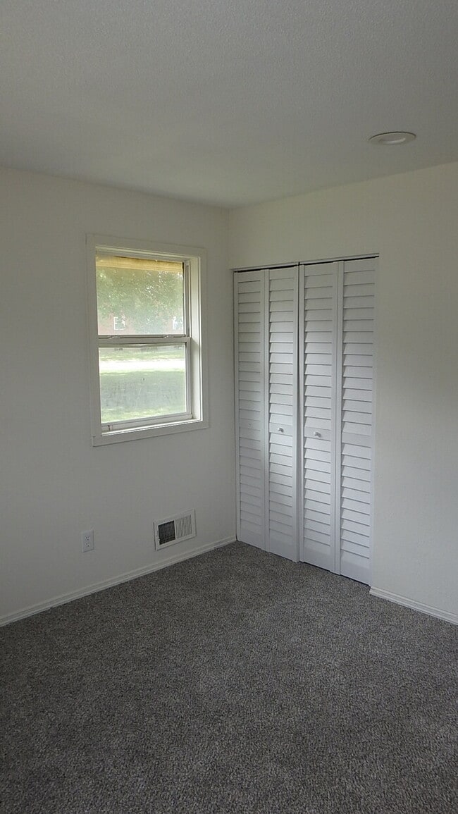 Building Photo - Rental Ready- Townhome in Raytown - 3bed 1...