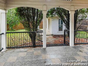Building Photo - 903 Saxonhill Dr