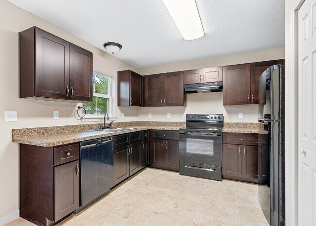 Building Photo - Beautiful Brand new 3 Bd/2 bath Home in Ma...
