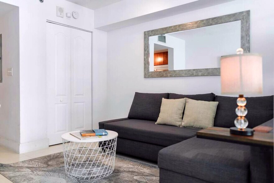 Building Photo - 1 SE 12th St