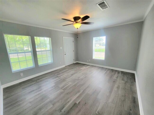 Building Photo - 701 18th Ave N