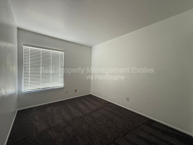 Building Photo - 3840 N 43rd Ave