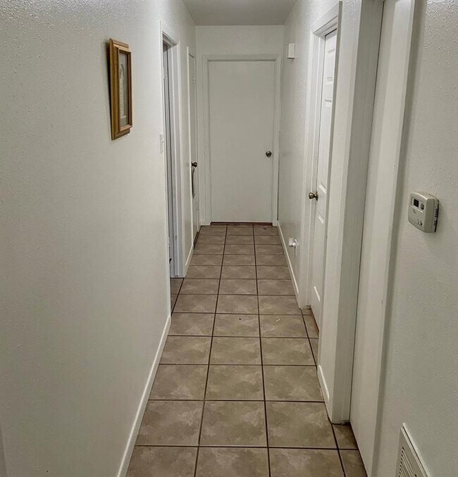 Building Photo - 15811 Oakendell Dr