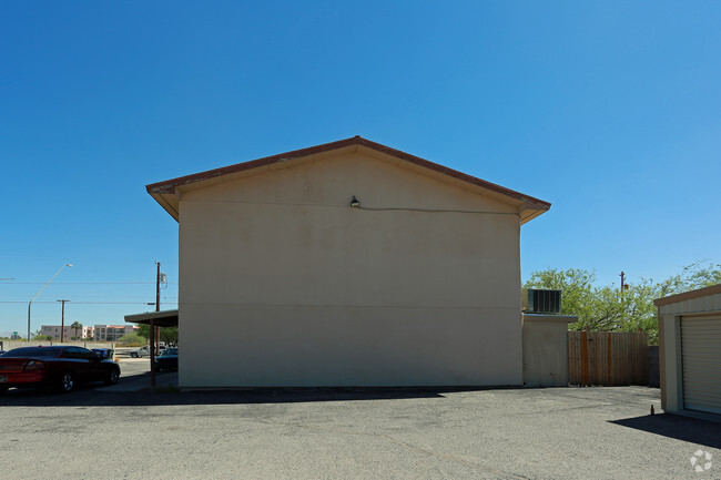 Building Photo - Tom's Rentals