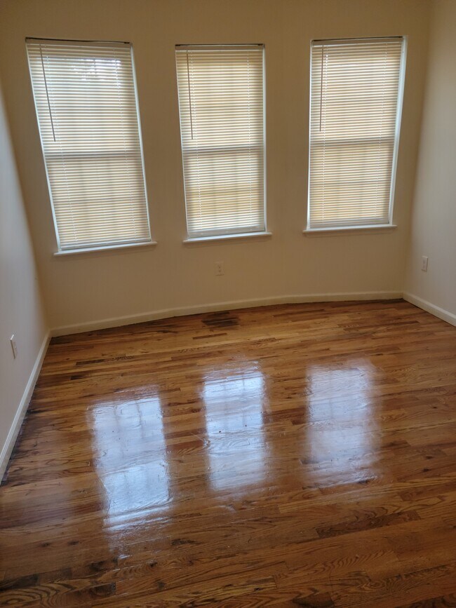 Building Photo - 102 11th Ave W