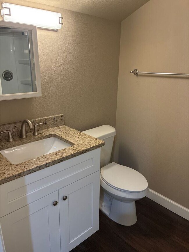 Building Photo - 5BR/3BA w/ Front Yard + Assigned Parking in Kingsbury, TX