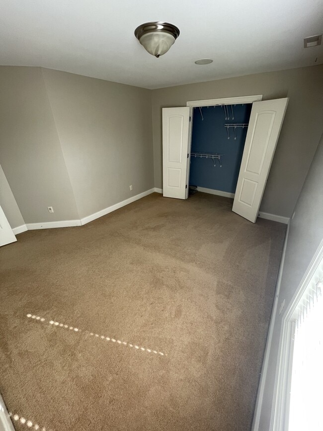 Building Photo - 426 Creekview Dr