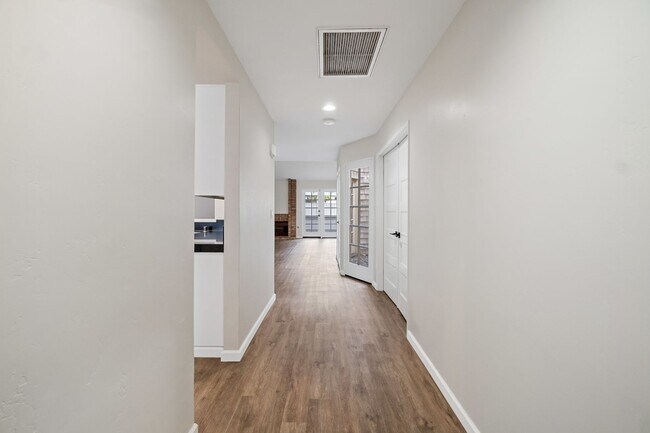 Building Photo - San Diego Desirable Del Cerro - APRIL FREE - 3 bed / 2 bath Attached Home w Garage, Patio, and A/C