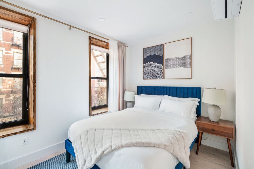 Building Photo - 515 W 48th St