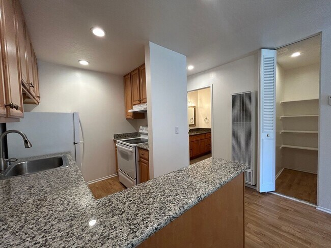 Building Photo - Bright & Updated 1BR Condo in Prime Walnut...